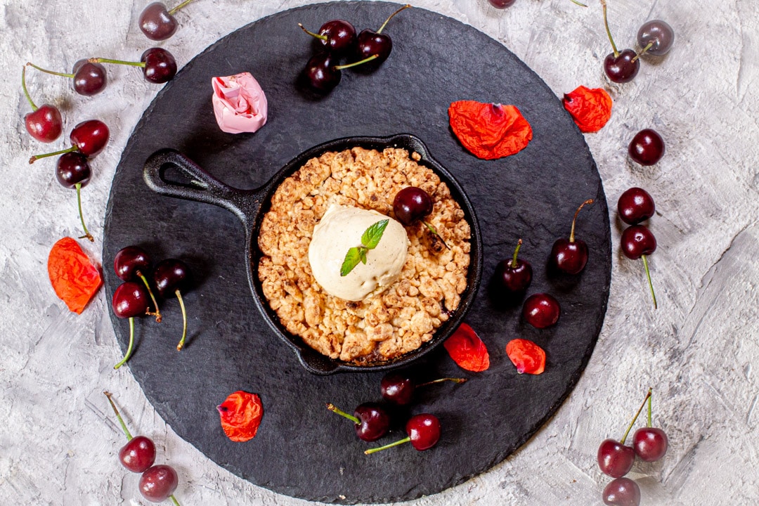 Marzipan-Kirsch Crumble vom Grill | Futterattacke.de