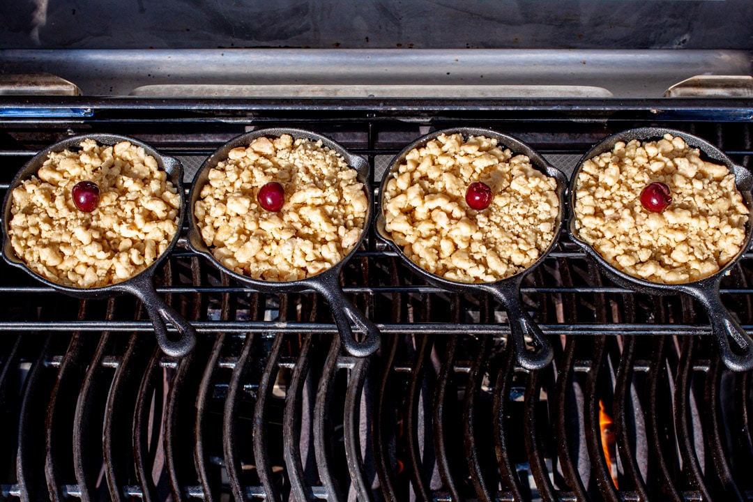 Marzipan-Kirsch Crumble vom Grill | Futterattacke.de