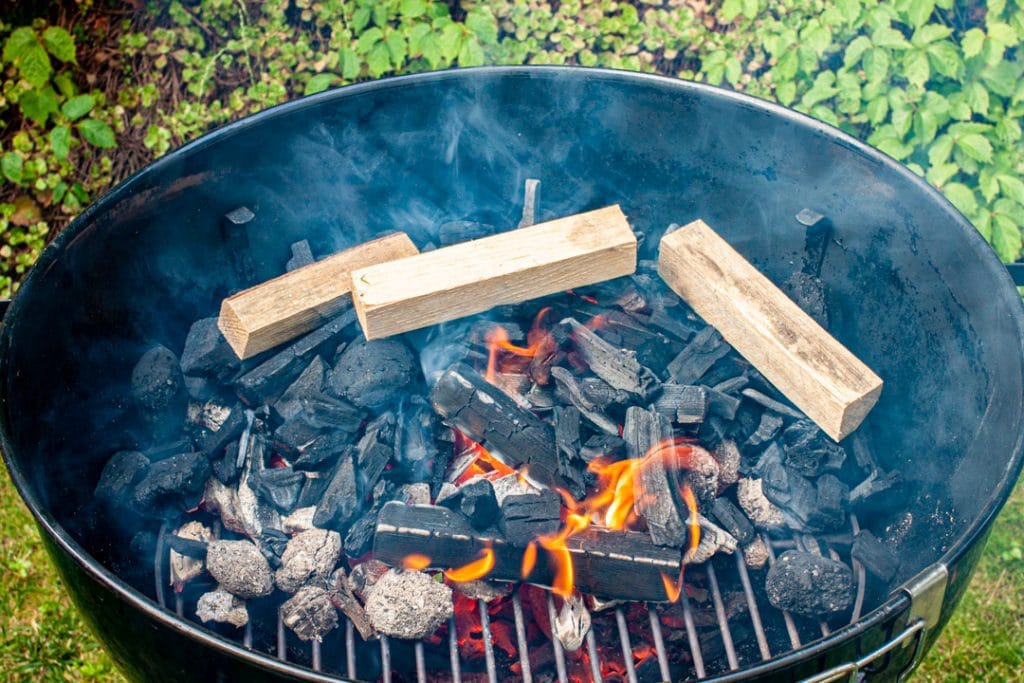 Holzscheite auf der Kohle