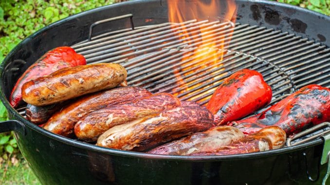 Bratwürste vom Holzkohlegrill