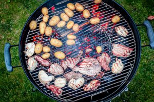 Kartoffeln und Fleisch vom Holzkohlegrill