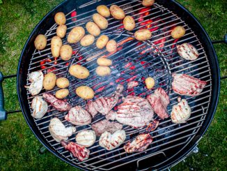 Kartoffeln und Fleisch vom Holzkohlegrill