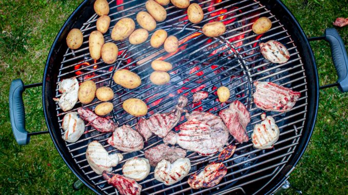 Kartoffeln und Fleisch vom Holzkohlegrill