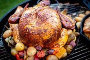 Bierhuhn auf dem Grill mit Beilagen