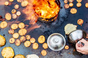 Burgerglocke auf der Feuerplatte