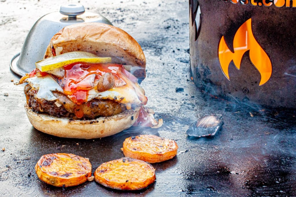 Hamburger auf der Feuerplatte