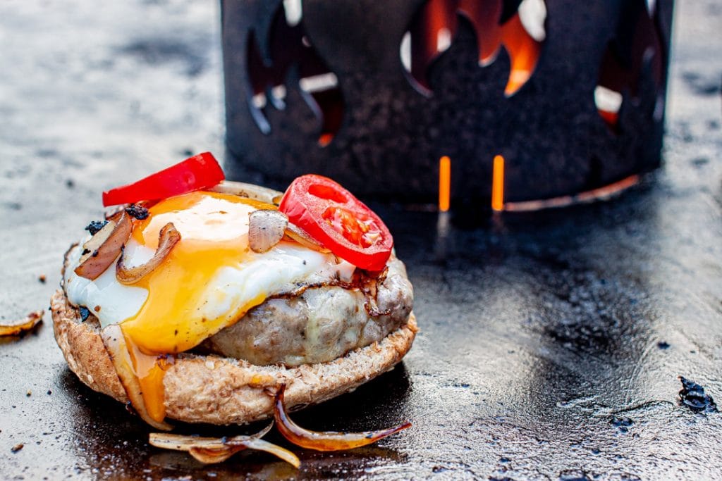 Hamburger auf der Feuerplatte