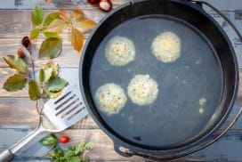 Waldpilze und Semmelknödel aus dem Dutch Oven | Futterattacke.de