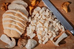 Brotstücken für die Semmelknödel