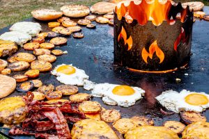 Hamburger, Bacon, Spiegelei auf der Feuerplatte