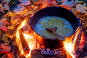 Suppe kochen an der Feuerstelle