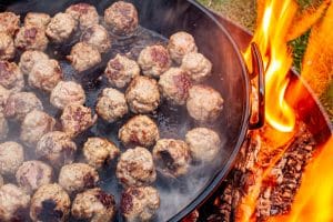 Kochen an der Feuerstelle mit Holzkohle