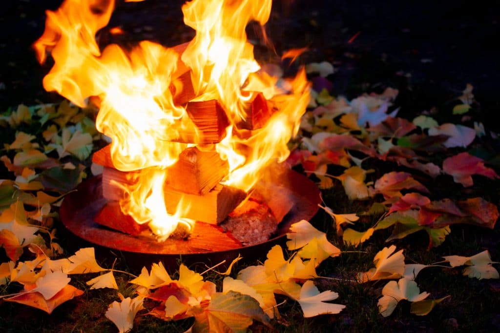 Feuerstelle mit Herbstlaub