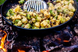 Rosenkohl und Kartoffeln in der Pfanne