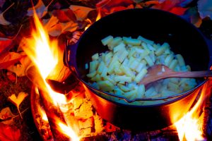 Dutch Oven auf dem Feuer