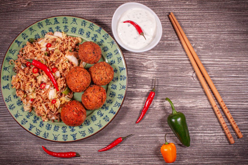 Falafel mit Ramen Salat