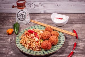 Falafel mit Ramen Salat