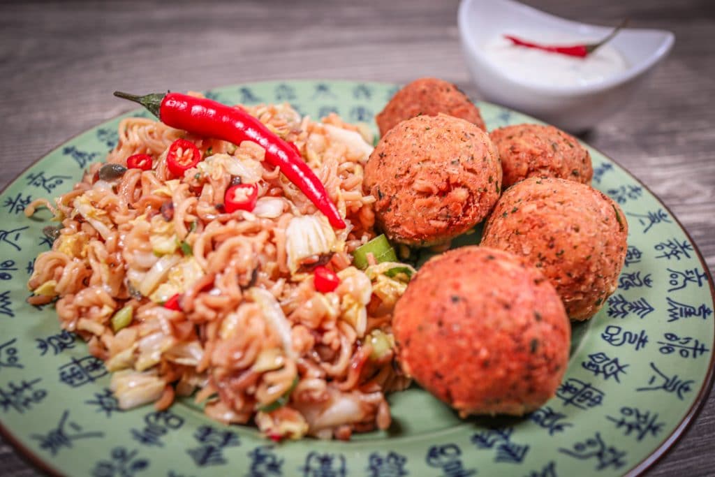 Falafel mit Ramen Salat