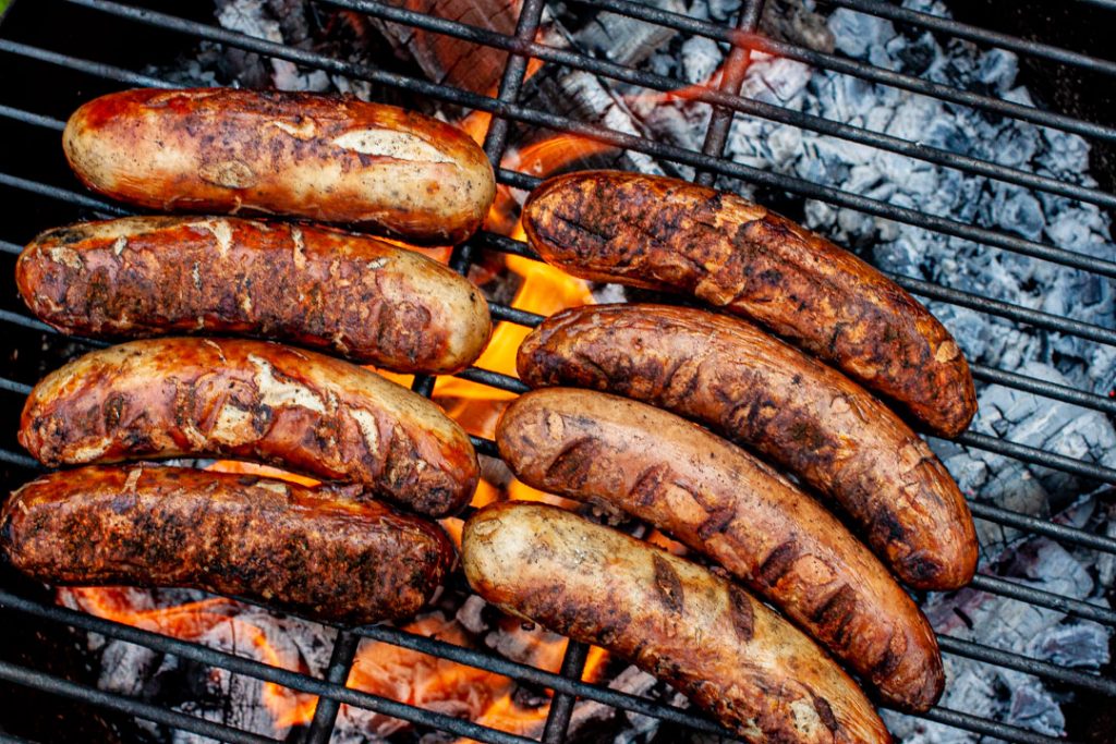 Grillwürste vom Holzkohlegrill