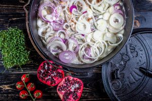 Hähnchen in Weissweinsauce aus dem Dutch Oven mit Zwiebeln