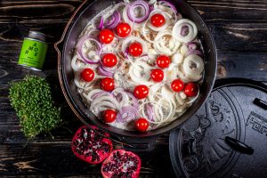 Hähnchen in Weissweinsauce aus dem Dutch Oven mit Tomaten