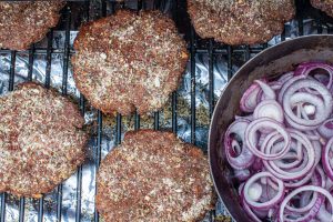 Patties für Hamburger räuchern