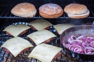 Hamburger auf dem Smoker