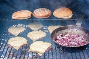 Hamburger auf dem Smoker