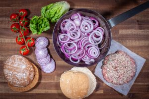 Zwiebeln für die Hamburger