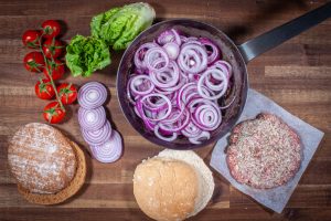 Zwiebeln für die Hamburger