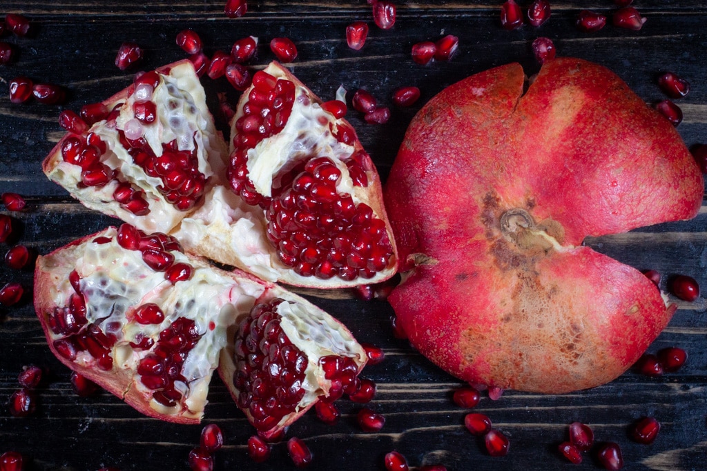 Einen Granatapfel entkernen