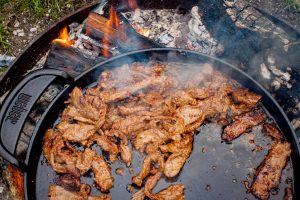 Rindfleisch in der Grillpfanne für Bulgogi anbraten