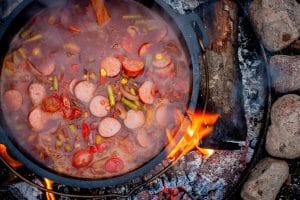 Cabanossi-Suppe aus dem Dutch Oven