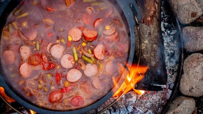 Cabanossi-Suppe aus dem Dutch Oven