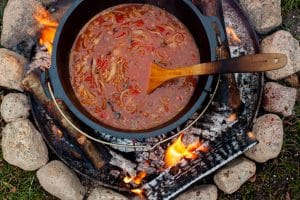 Cabanossi Suppe aus dem Dutch Oven