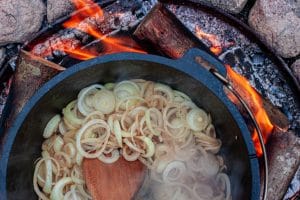 Dutch Oven Zwiebeln anbraten