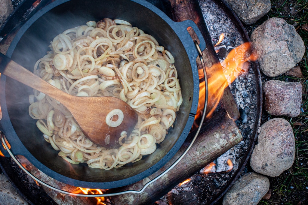 Dutch Oven Zwiebeln anbraten