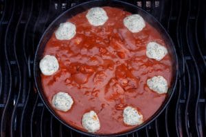 Hähnchenpfanne mit Butterknödeln auf dem Grill