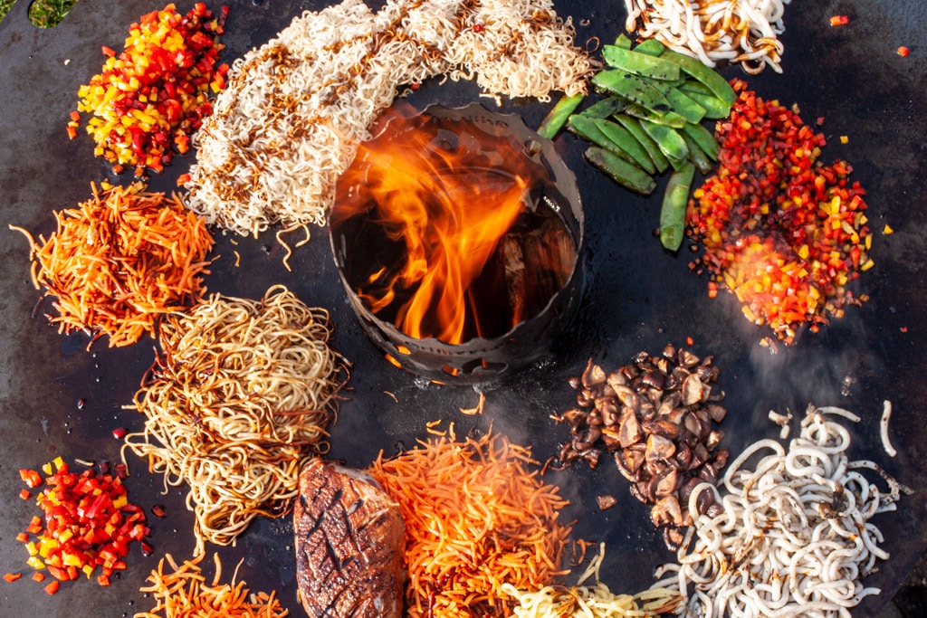 asiatische Nudeln auf der Feuerplatte