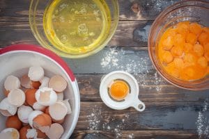 Eier für den Baumkuchen trennen