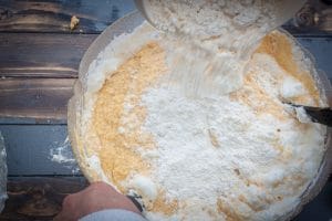 Teig für den Baumkuchen herstellen