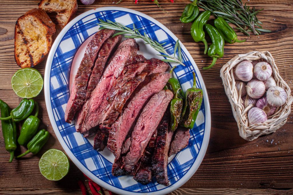 Flanksteak gegrillt in Tranchen geschnitten