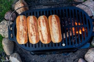 Hot Dog Brötchen auf dem Grill