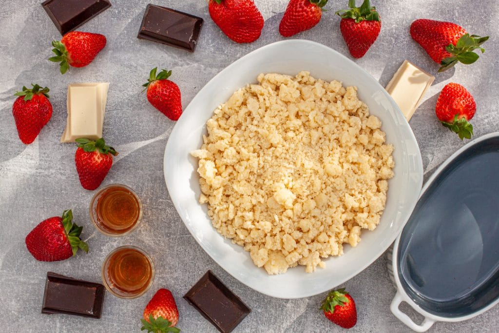 Crumble mit Erdbeeren, Schokolade und Rum | Futterattacke.de