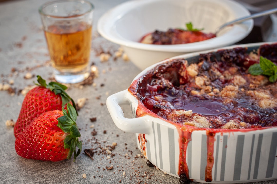 Crumble mit Erdbeeren, Schokolade und Rum | Futterattacke.de
