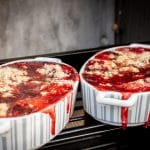 Crumble mit Erdbeeren, Schokolade und Rum
