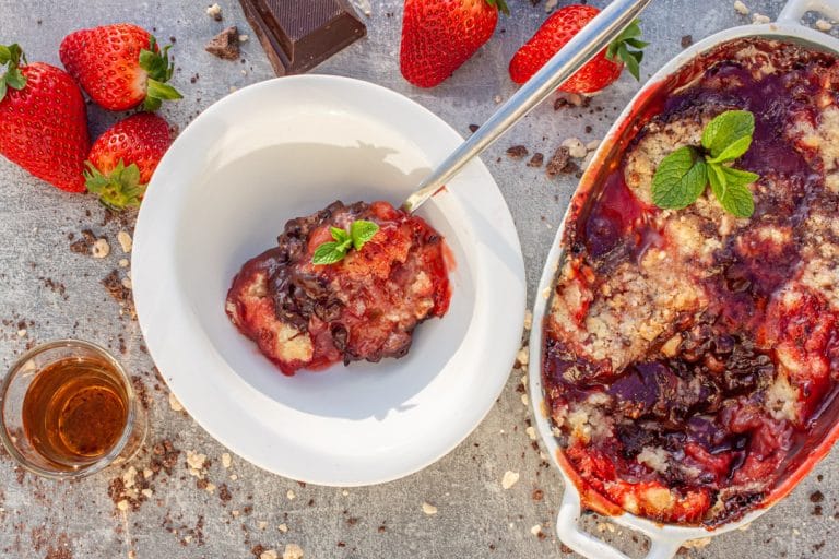 Crumble mit Erdbeeren, Schokolade und Rum | Futterattacke.de