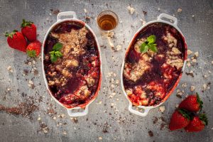 Crumble mit Schokolade Rum und Erdbeeren