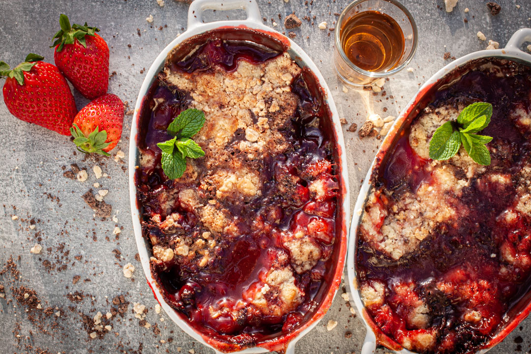 Crumble mit Erdbeeren, Schokolade und Rum | Futterattacke.de