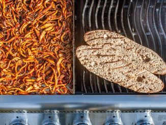 Kumru mit Weissbrot auf dem Grill